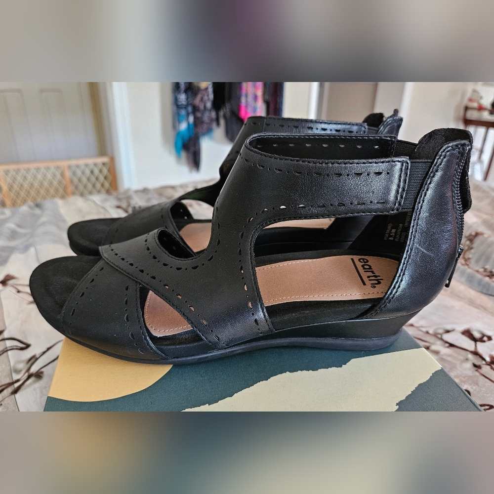 Earth Sandals - Picture 2 of 4